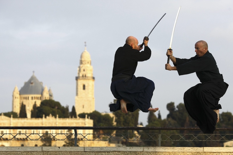 אימון חרב יפנית בזמן שקיעה מול חומות העיר העתיקה